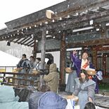 １月に豆まき？　雪の中で「鬼は外」　日光・温泉寺で一足早い節分