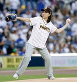 石川佳純さんが始球式