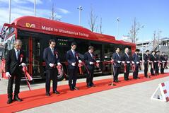 EVバス「エルガ」披露