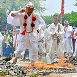 素足で迫力の「火渡り」　荒行で無病息災祈る　那須塩原・金乗院