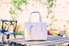 「明治おいしい牛乳」の紙パックを活用し、高齢者によって制作されたアップサイクル商品「MILK BAG」を販売