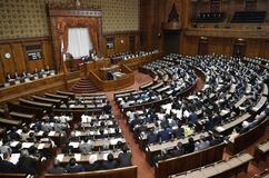 ７０歳就業法　来年４月施行／「多様な働き方」に危うさ／業務委託、法的保護なく／年金開始　引き上げ不安も