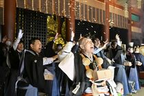日光・輪王寺で４年ぶりがらまき