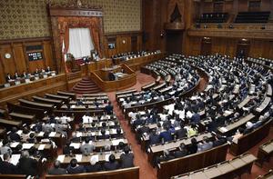 高年齢者雇用安定法や雇用保険法などの改正案を可決、成立した参院本会議＝３月