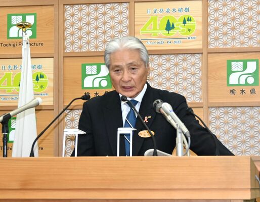 定例記者会見に臨む福田知事＝21日午後、県庁