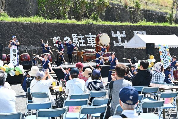 力強い演奏を披露する黎明座
