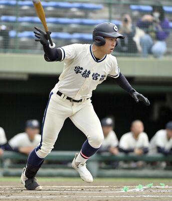 ６回、宇商の野中が右翼線に適時二塁打を放つ＝エイジェックスタジアム