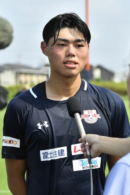 トップチームに昇格し、今後の意気込みを語る大宮の酒井＝アルディージャ練習場