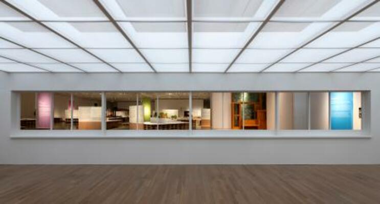　「リビング・モダニティ　住まいの実験　１９２０ｓ―１９７０ｓ」展示風景（国立新美術館　２０２５年）。会場に再現されたル・コルビュジエの水平窓（撮影：福永一夫）（提供写真）