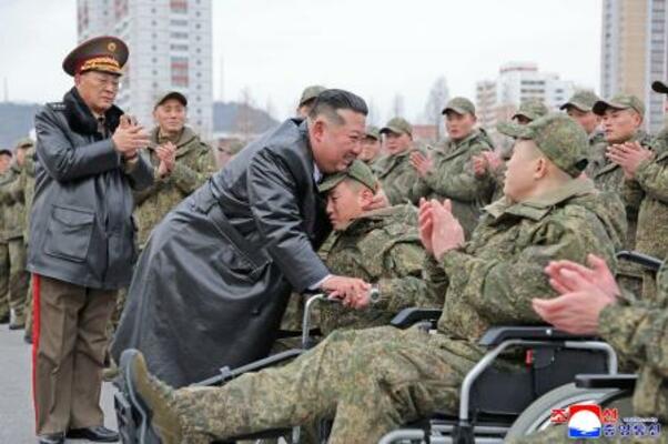 ロシアを支援するために派遣され、任務を終えて帰国した朝鮮人民軍の工兵部隊の歓迎式で、兵士をねぎらう北朝鮮の金正恩朝鮮労働党総書記(中央左)=12日、平壌(朝鮮中央通信=共同)