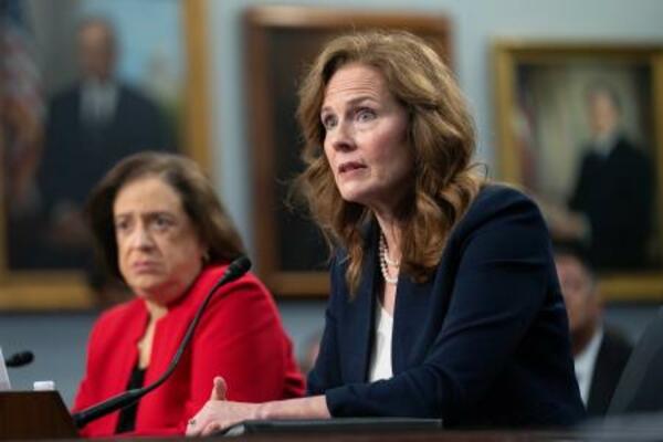 米下院歳出委員会の小委員会の公聴会に出席した米連邦最高裁のケーガン(左)、バレット両判事=14日、ワシントン(AP=共同)