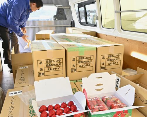 車に積み込まれたイチゴ