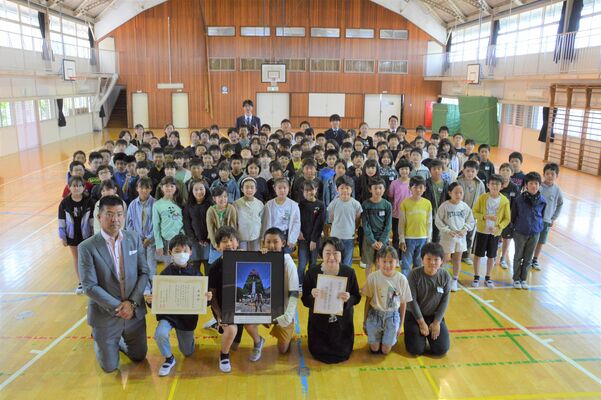 川俣市長（最前列右から３人目）に浄財を手渡した児童ら