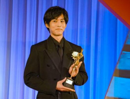 「東京ドラマアウォード2025」の授賞式に登壇した松坂桃李さん=28日午後、東京都港区