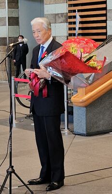 ６期目の初登庁で出迎えた職員にあいさつする福田知事＝19日午前、県庁