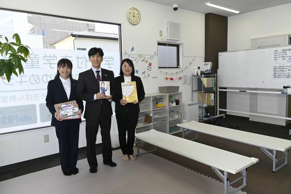 新しく開設した「みらい学童ゆめキララ。」。中央が原澤社長＝宇都宮市