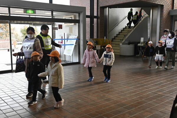 庁舎内に避難する園児ら
