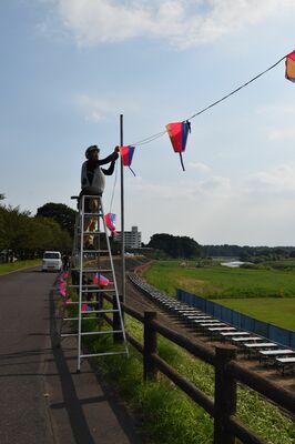 着々と会場設営が進む「小山の花火」。４年ぶりに有料観覧席（右下）も設置された＝27日夕、小山市内