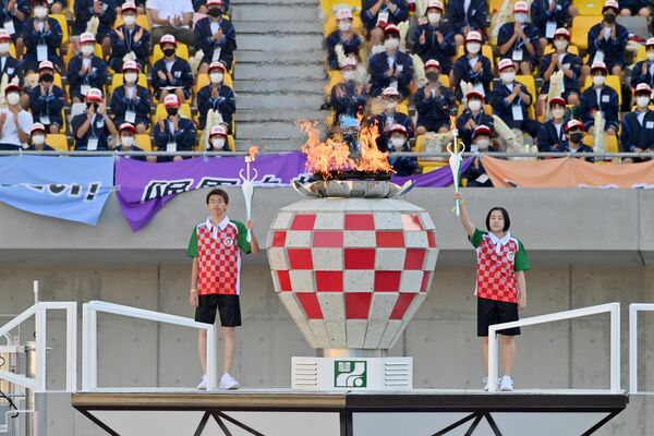 最終走者の広田さん（左）と遠藤さんによって点火された炬火台＝１日午後３時10分、宇都宮市のカンセキスタジアムとちぎ