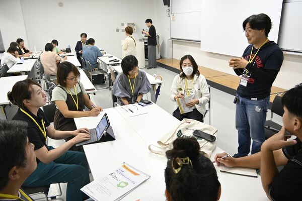自身の団体の活動内容や課題などを共有するフォーラム参加者＝31日午後、宇都宮市