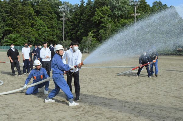 放水体験を通して、高校生に消防団の役割や魅力を伝える団員たち＝５月30日午後、黒磯南高