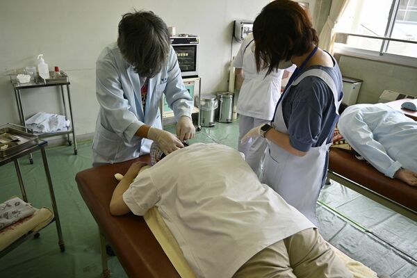 授業に臨む県盲学校の生徒ら=1日、宇都宮市福岡町
