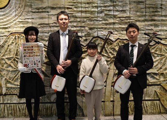 幸田さん（左）と葛西さん（同２人目）、相澤さん（右）ら＝16日午後、下野新聞社