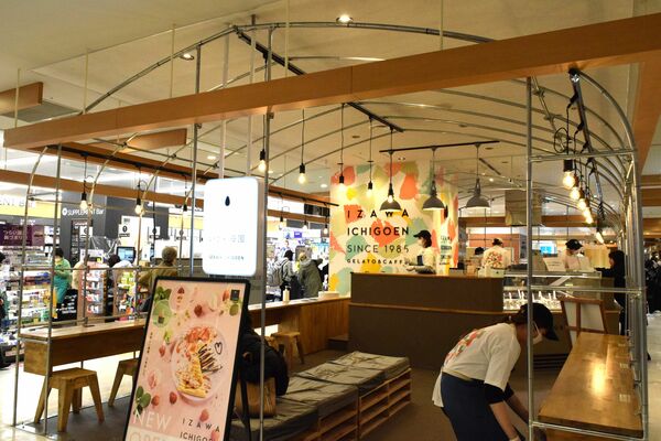 「いちごハウス」をイメージしたという店舗デザイン