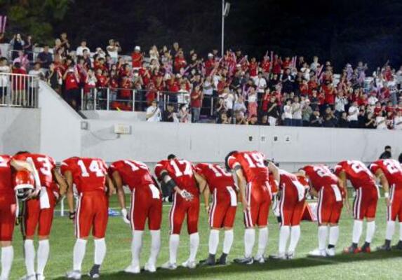 　アメリカンフットボール関東大学２部リーグ初戦の専修大に圧勝し、客席に向けて一礼する日大の選手ら＝７日、東京・駒沢第二球技場