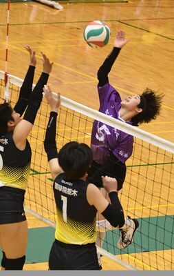 女子準決勝でスパイクを放つ宇商の野沢＝３日、ＤＡＩＫＹＯアリーナ佐野