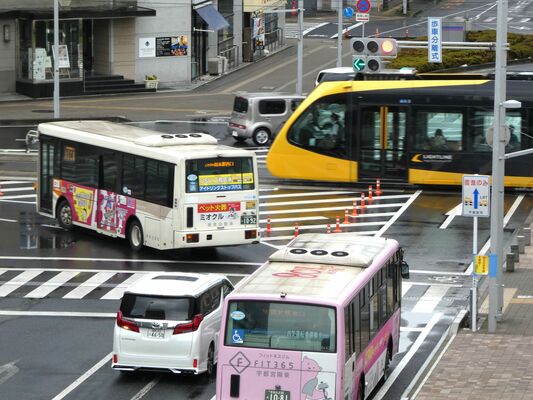 ＪＲ宇都宮駅東口にはＬＲＴが通過するため、左折と直進が別々に表示される信号機がある