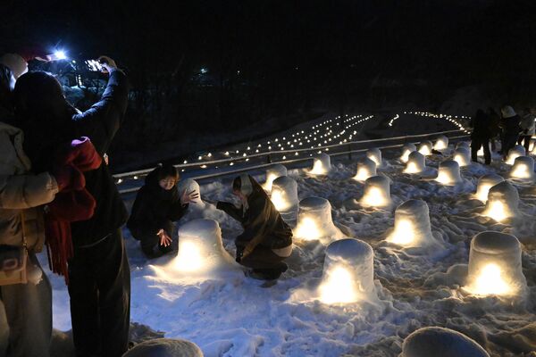 ろうそくの明かりが銀世界を照らす「かまくら祭」