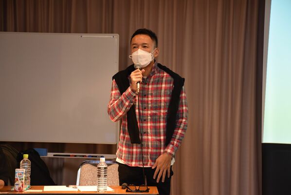 対話集会でれいわ新選組への支持を訴える山本代表＝27日夜、宇都宮市