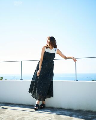 Stola.の夏のコーディネートを披露する石川恋さん