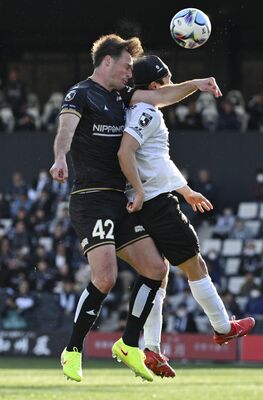 後半44分、栃木シティのＤＦヨニッチ（左）が頭でゴールを狙う＝ＣＦＳ、森田大地撮影