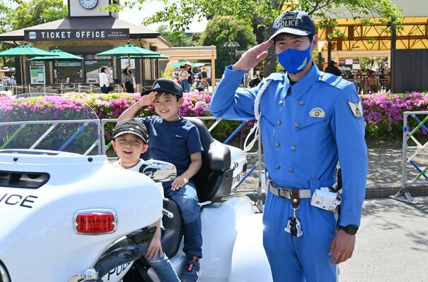県警のハーレーの白バイにまたがり笑顔を見せる来場者