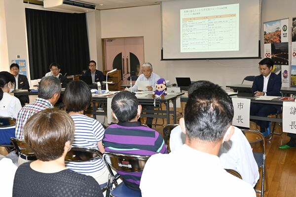 福田知事と市民らが意見を交わした元気フォーラム＝８日午後、矢板市泉