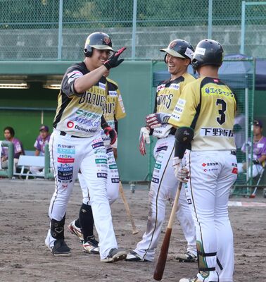 ４回、リードを広げる２本目の本塁打を放ち仲間に迎えられるコウチーニョ（左）＝小山運動公園野球場