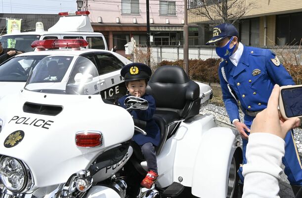 子どもが制服姿で白バイに乗り写真撮影するなど人気を集めた車両展示コーナー