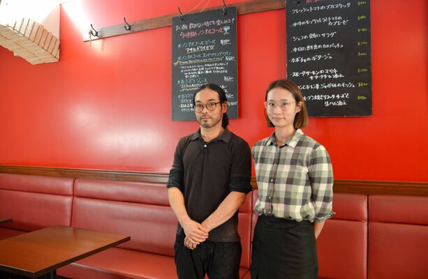 赤を基調とした店内に立つ福島さん（左）と妻の趙恩恵（ちょう・うんへ）さん 