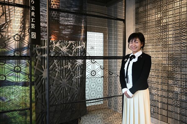 鉄の加工技術を生かし、デザイン性の高い商品を展開する植木社長＝宇都宮市