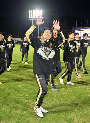 試合終了後、スタンドのサポーターに向かって手を振る田中パ＝23日午後、シティフットボールステーション、広瀬華撮影