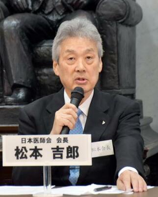 　日本医師会の会長選で３選が決まり、記者会見する松本吉郎会長＝２７日午前、東京都文京区