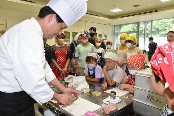 河村さんの千切りを見つめる参加者たち
