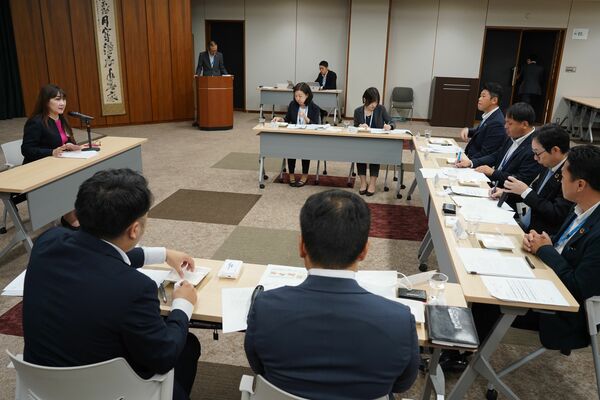 自社商品の魅力をＰＲする２次セレクション参加者（左端）＝７日午前、宇都宮市