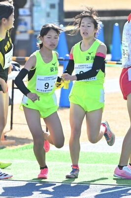 女子の姿川３区蓬田（右）から４区鈴木にたすきをつなぐ＝滋賀県の希望が丘文化公園