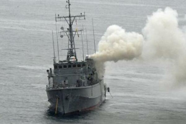 　福岡県宗像市沖で火災を起こした海上自衛隊の掃海艇「うくしま」＝２０２４年１１月