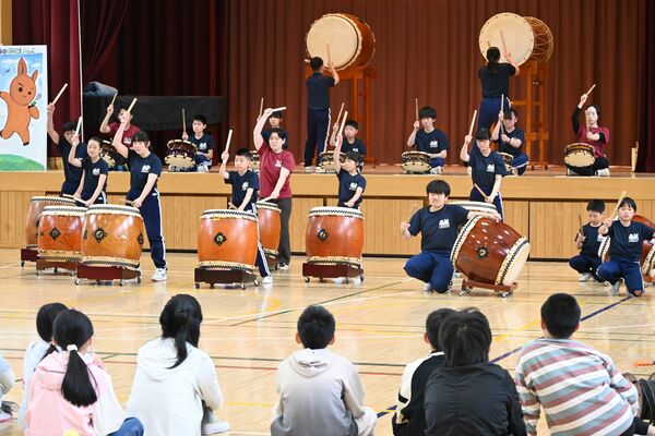 銅太鼓を披露する足尾小中の子どもたち