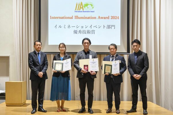 授賞式で表彰された「あしかがフラワーパーク」の早川社長（中央）ら
