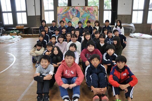 完成した記念アートと６年生たち
